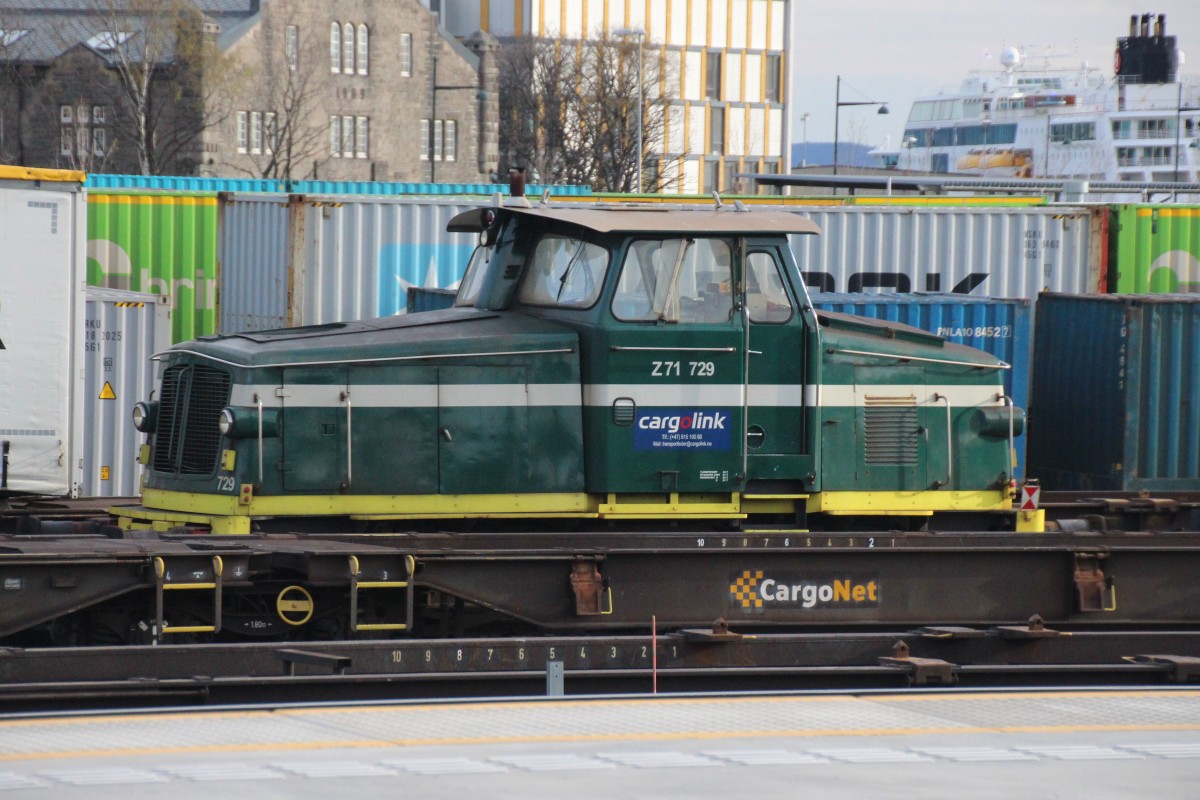 Cargolink Z71 729 am 4.5.2015 aufgenommen in Trondheim Sentralstasjon, rechts oben ist das Hurtigrutenschiff MS Trollfjord zu sehen. Normalerweise würde ich, aufgrund des verdeckten Fahrwerks darauf verzichten dieses Foto zu posten, da das Motiv selten ist und auf Bahnbilder.de überhaupt noch nicht aufscheint, versuche ich trotzdem mein Glück ;-)