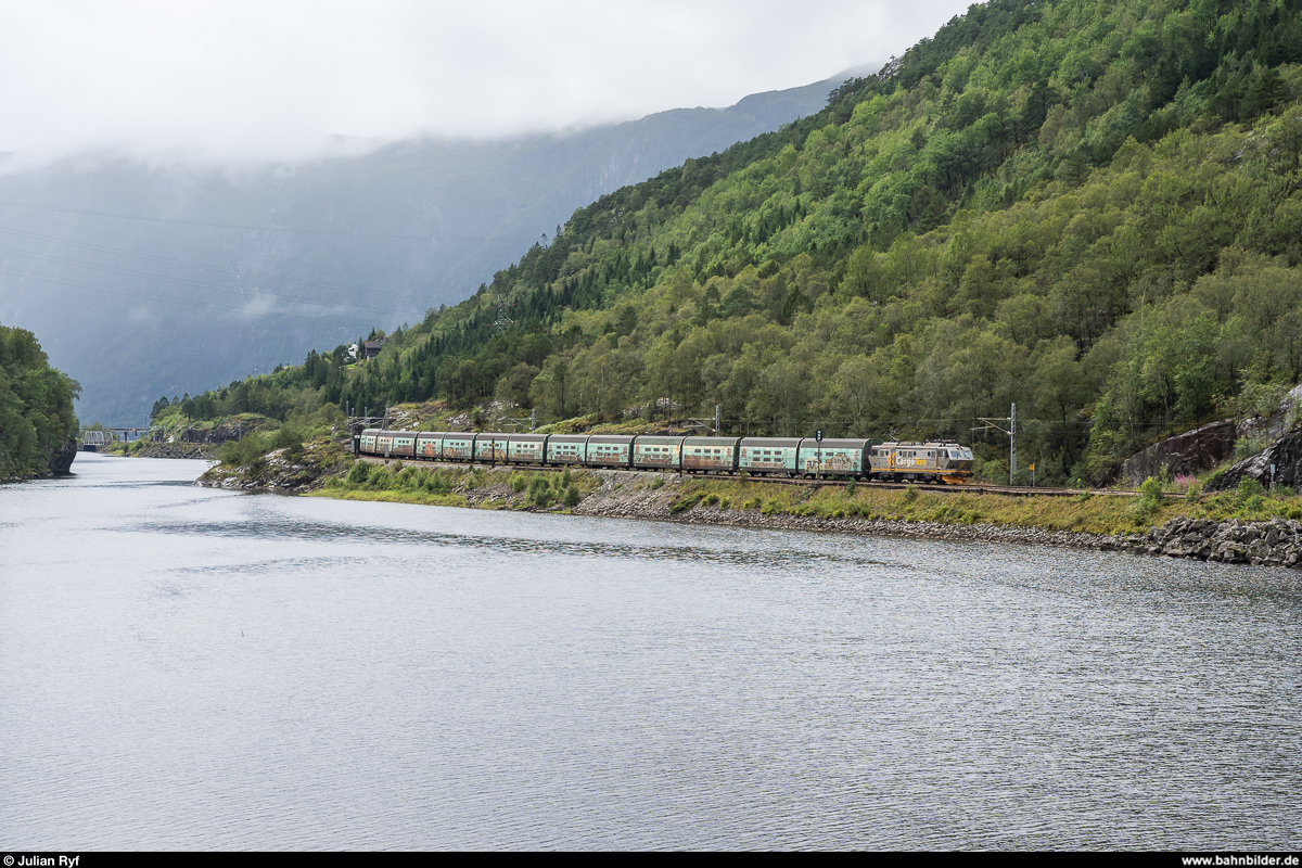 CargoNet El 16 2211 mit einem Autozug Bergen - Alnabru am 22. August 2019 zwischen Stanghelle und Dale.