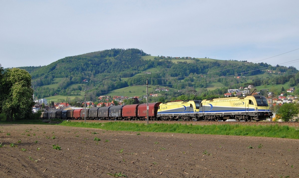 CargoServ 1216 931 und 1216 932 sind am 06.05.2014 mit einem Stahlzug(47209)
in Kirchdorf an der Krems durchgefahren.