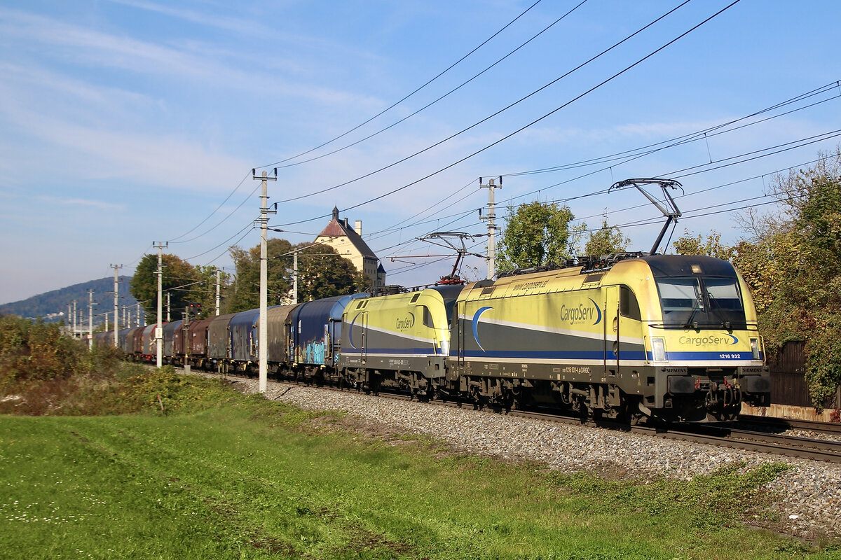 CargoServ 1216 932 und ES 64 U2-081 mit dem Coil-Zug von Linz Stahlwerke nach Italien aufgenommen am 17.10.21 bei der Durchfahrt in Elsbethen bei Salzburg.