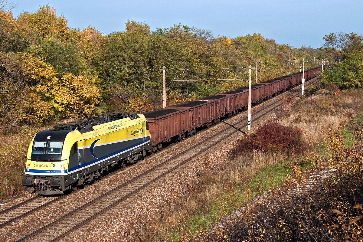 CargoServ 1216 932 mit einem Kohlenganzzug, am 15.10.2013 bei Strasshof.
