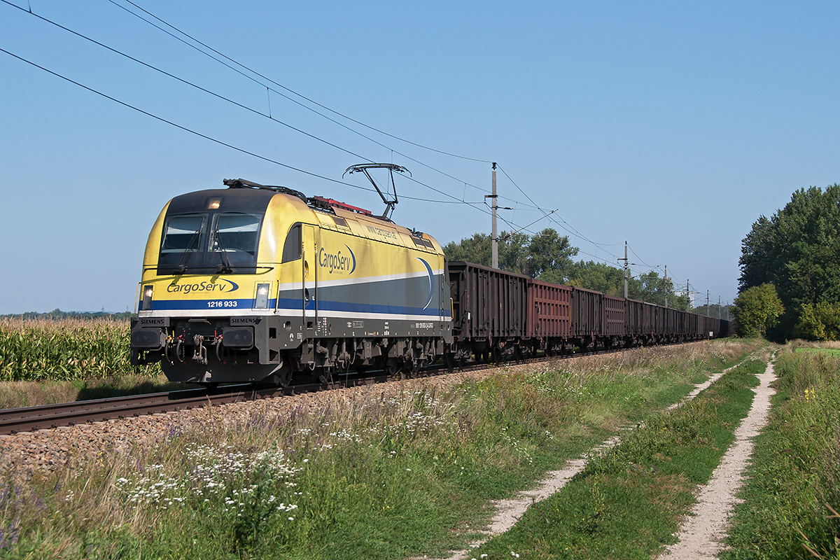 CargoServ 1216 933 bei Tullnerfeld Nord (Tullnerfeldbahn), in Richtung Westen unterwegs. Die Aufnahme entstand am 31.08.2017.