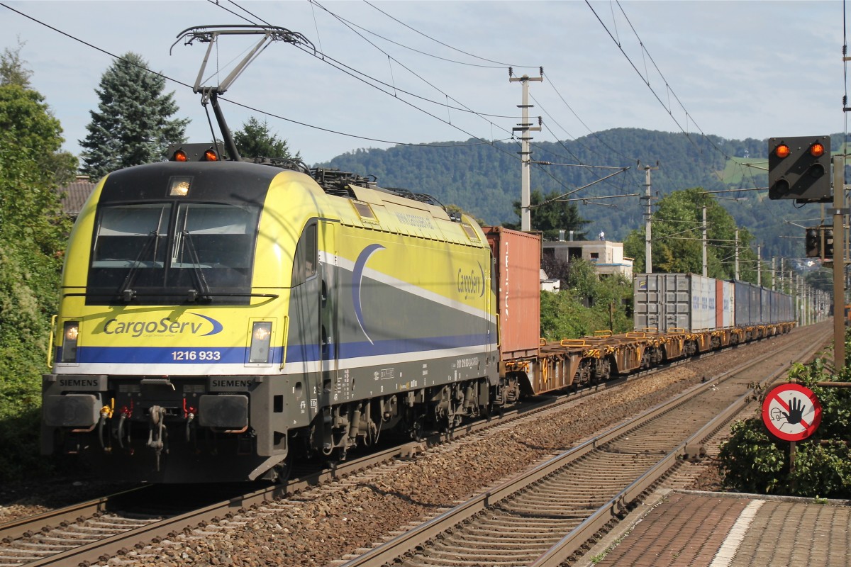 Cargoserv 1216 933 mit dem SLB  Kaindlzug  61825 (Liefering - Httau Terminal) bei der Durchfahrt in Salzburg-Sd am 18.08.2014