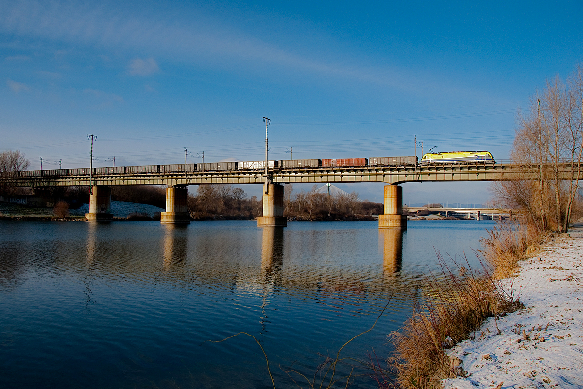 Cargoserv auf der Brücke über die neue Donau, unterwegs in Richtung Breclav, am sonnigen Vormittag des 27.12.2014.