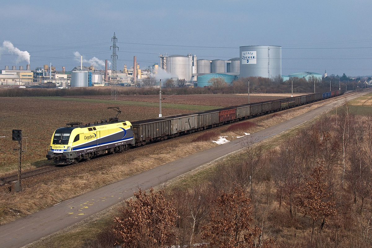 Cargoserv ES 64 U2-080 ist vor der Kulisse der Tullner Zuckerfabrik unterwegs in Richtung St. Pölten. Die Aufnahme entstand am 15.02.2015.