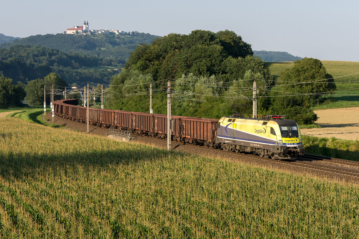 Cargoserv ES 64 U2-081 konnte am Abend des 08.08.2020 auf der alten Westbahnstrecke am südlichen Donauufer zwischen Pöchlarn und Ybbs/Donau bei Krummnussbaum fotografisch festgehalten werden.