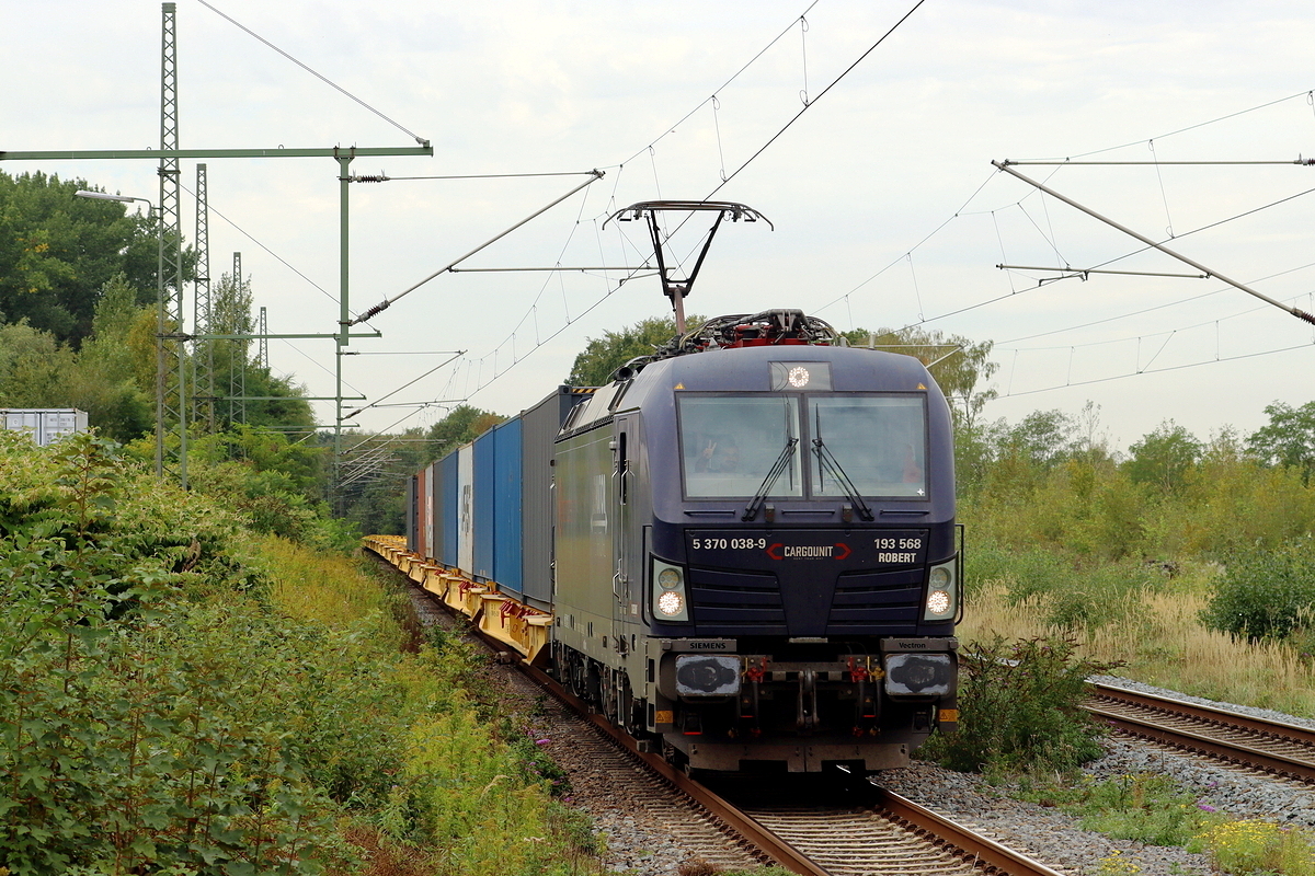 CargoUnit 5370 038-9 kommt mit einem schwach ausgelasteten Containerzug durch Herten-Westerholt gefahren 26.9.2026