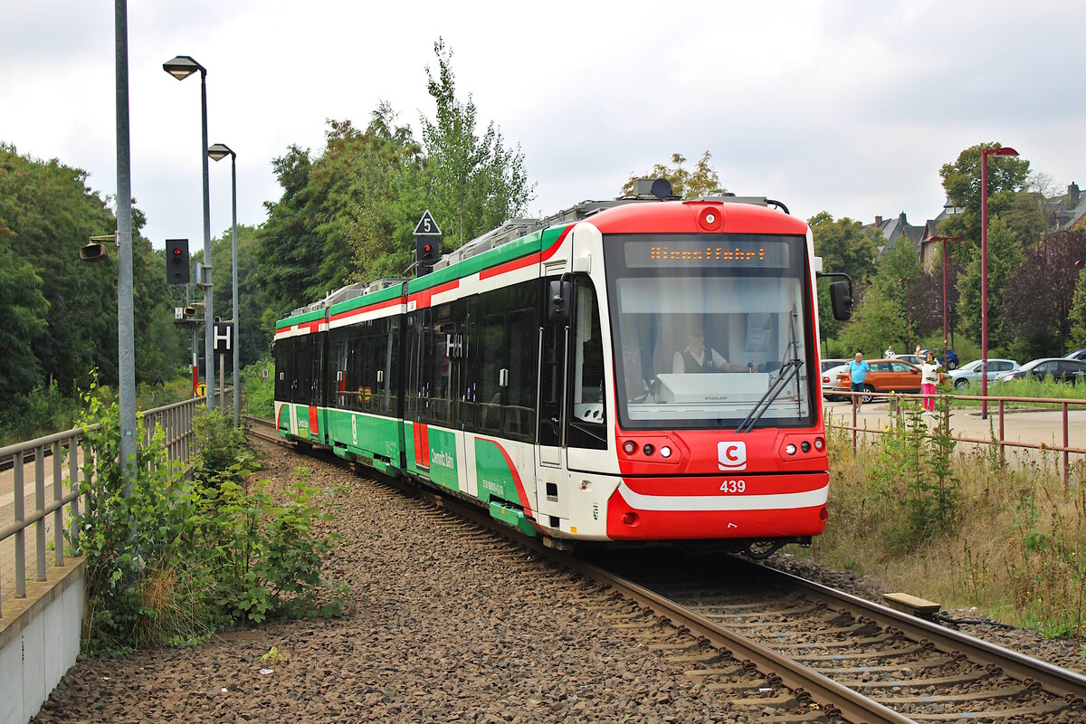 CB (Citybahn Chemnitz) 690 439-4 erreicht als C13 den Endbahnhof Burgstädt. (20.08.2023)