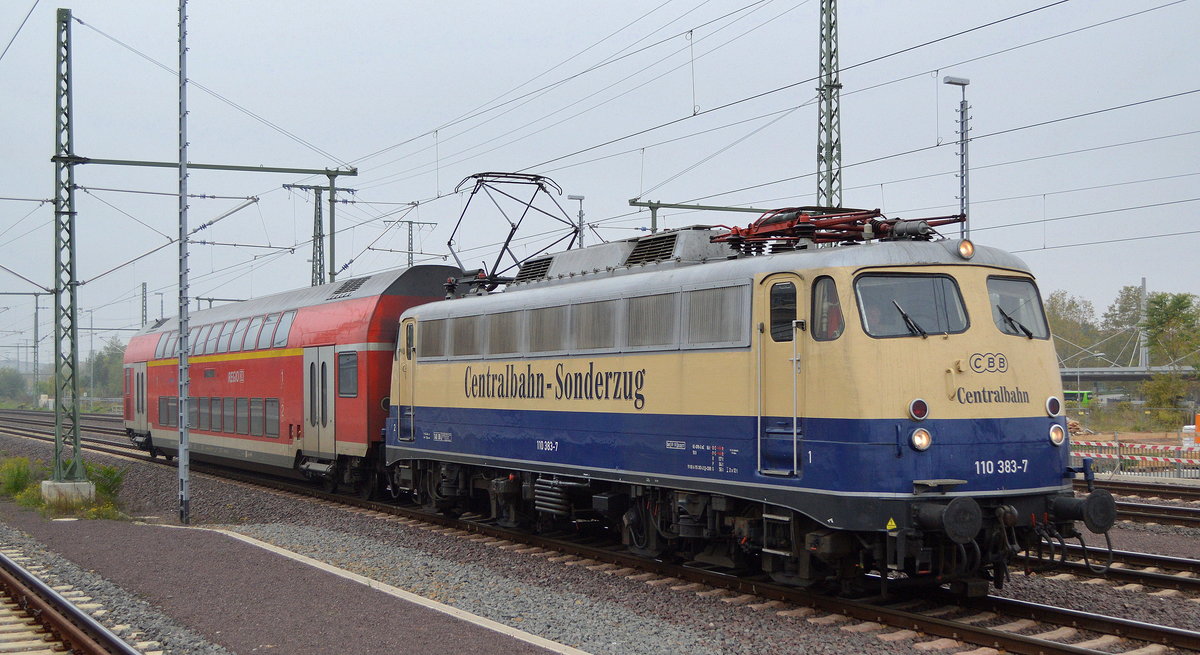 CBB - Centralbahn mit ihrer  110 383-7  (NVR-Nummer: 91 80 6115 383-2 D-CBB) bei der Überführung eines DB Regio Doppelstockwagens Nr. D-DB 50 80 36-81 023-4 DABpza 786.2 Vorbeifahrt am 24.10.19 Magdeburg Hbf. 