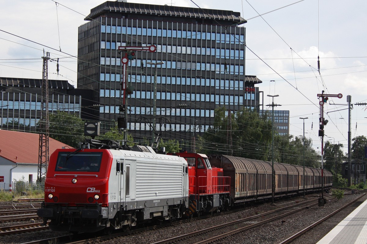 CBR E37 520 zusammen mit CTD 275 833 am 3.8.13 mit einem Papierzug in Dsseldorf-Rath.