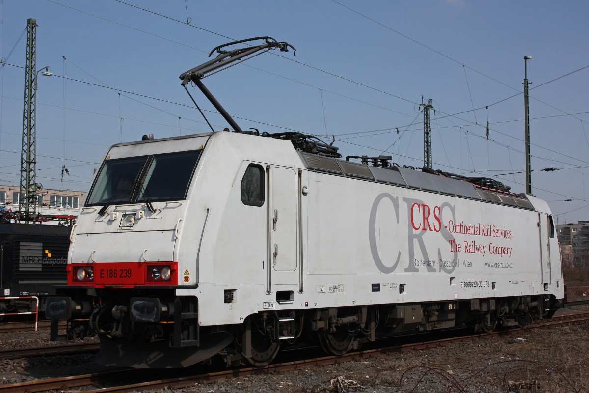 CBRail E 186 239 war damals noch fr das mittlerweile insolvente Unternehmen CRS unterwegs.Hier steht die Lok am 1.4.13 in Krefeld Hbf.