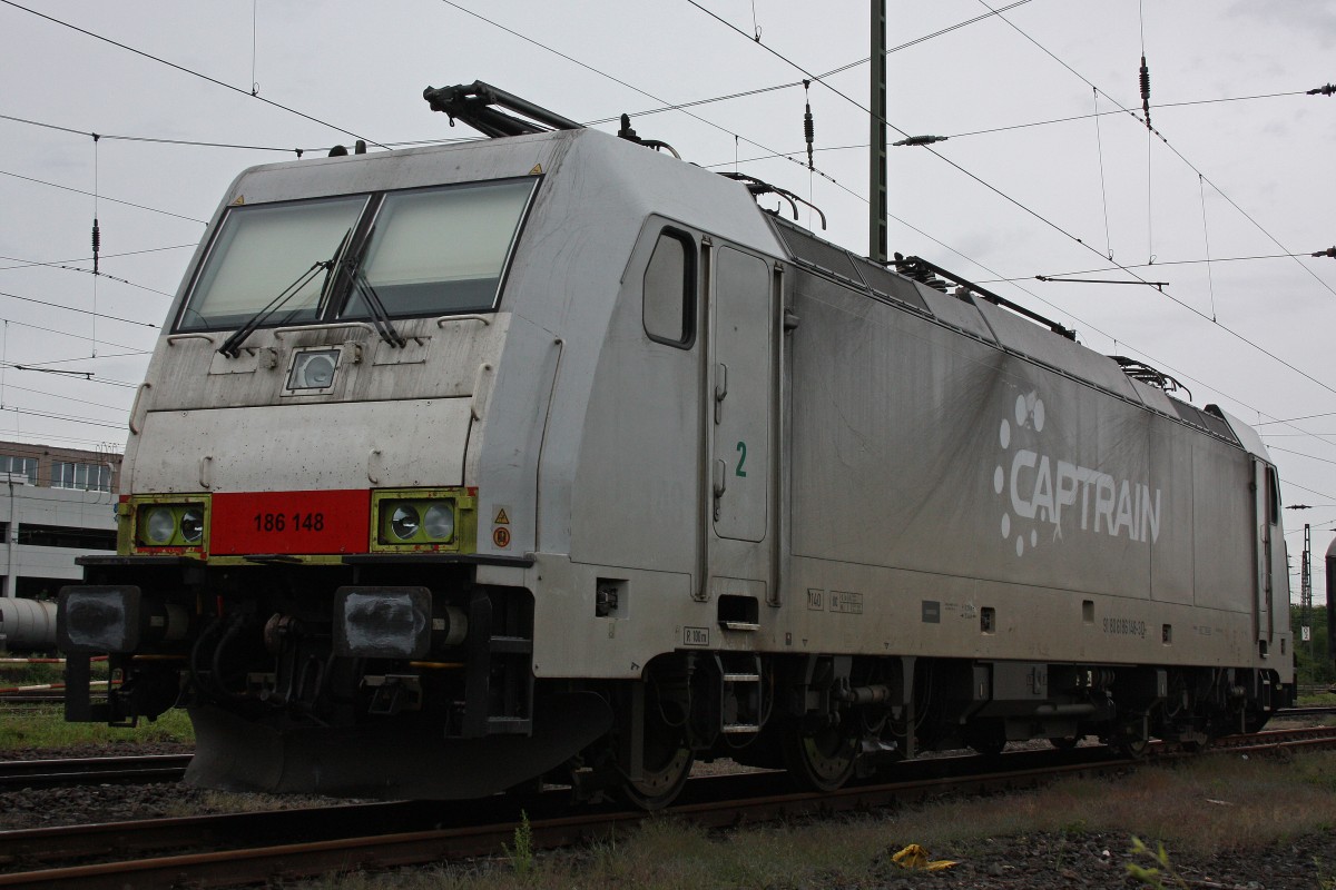 CBR/HSL 186 148 am 15.5.13 abgestellt in Krefeld Hbf.
Aufgenommen vom Parkplatz aus ber die Leitplanke !