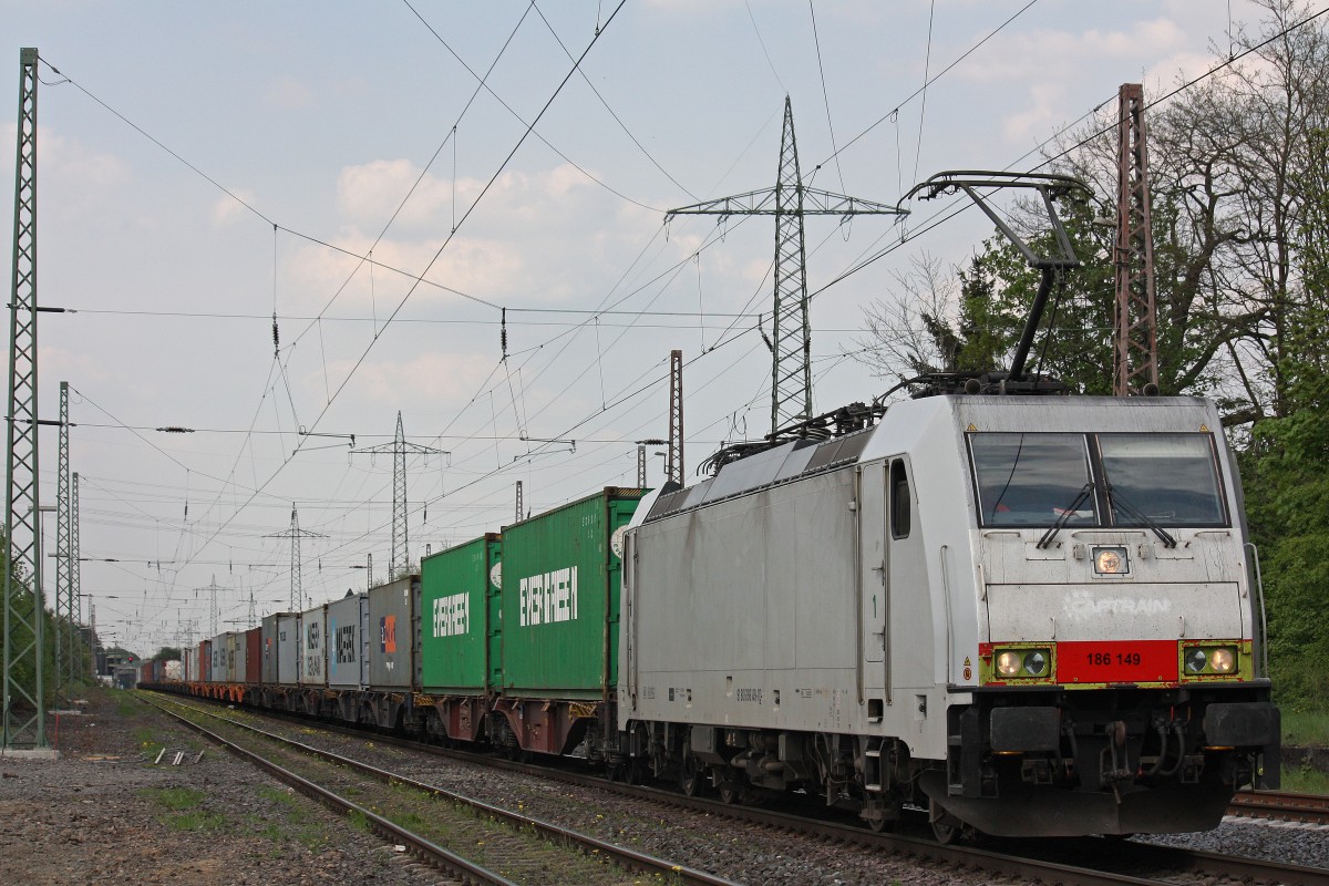 CBR/HSL 186 149 (ex Captrain) am 6.5.13 mit einem Containerzug beim Halt in Ratingen-Lintorf.