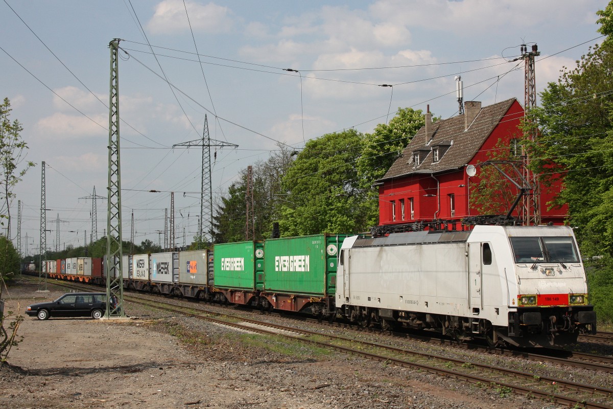 CBR/HSL 186 149 (ex Captrain) am 6.5.13 mit einem Containerzug beim Halt in Ratingen-Lintorf.
