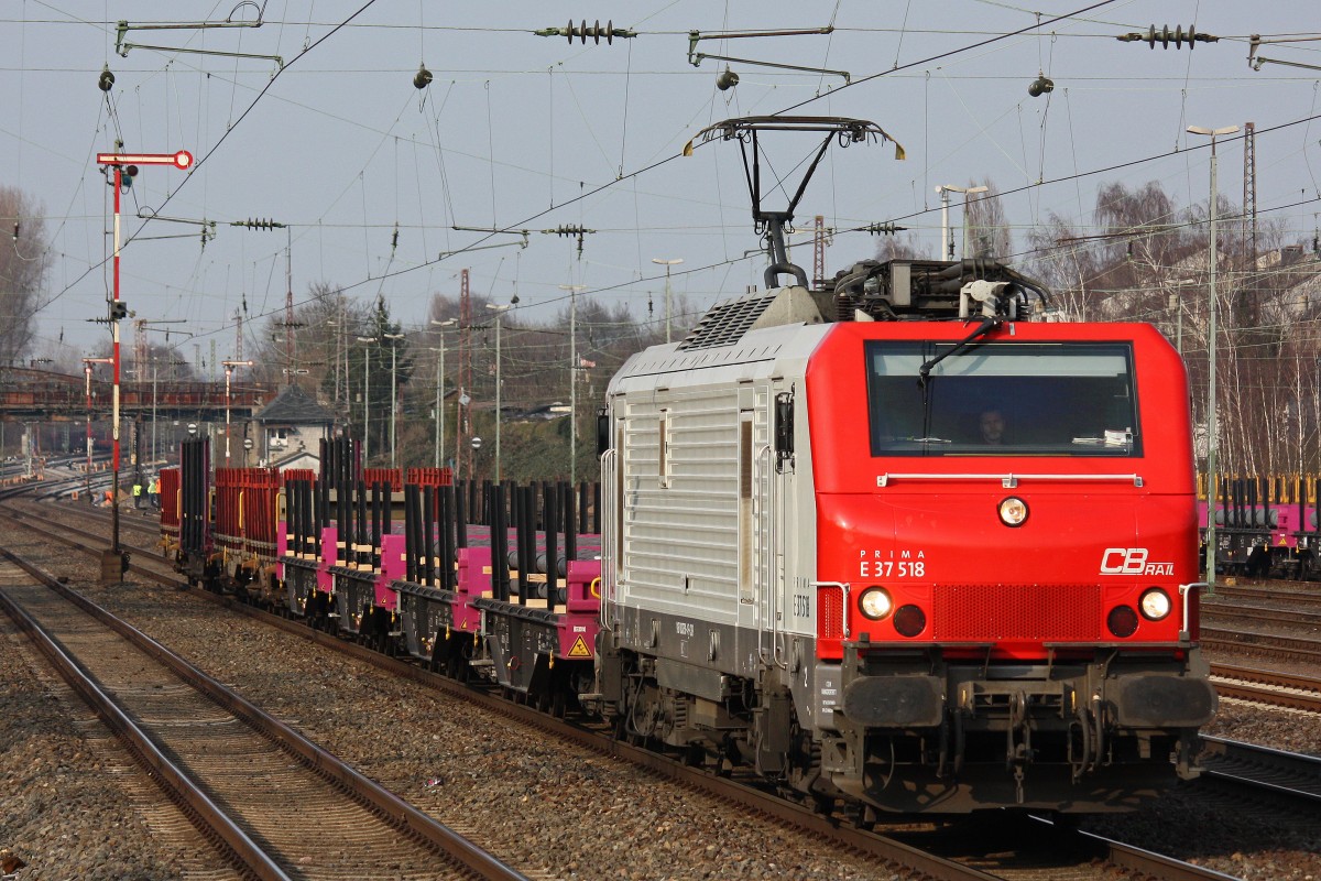 CBR/TWE E37 518 am 3.4.13 mit einem kurzen Stahlzug in Dsseldorf-Rath.