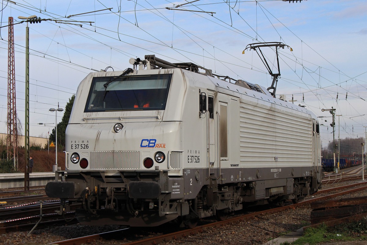 CBR/TWE E37 526 verlässt am 18.1.14 die Abstellung in Düsseldorf-Rath um ihren Zug nach Bous zu übernehmen.