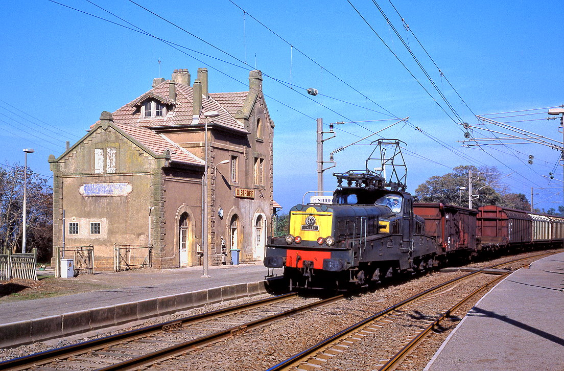 CC 14131 im Bahnhof Distroff auf der Fahrt von Thionville nach Bouzonville, 13.10.1994.
