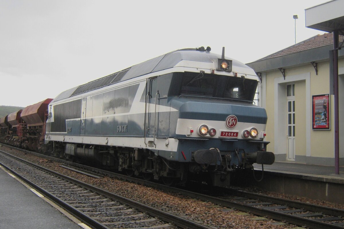 CC 72084 schleppt ein Leerschötterzug durch Longueville am Abend von 18 September 2011.