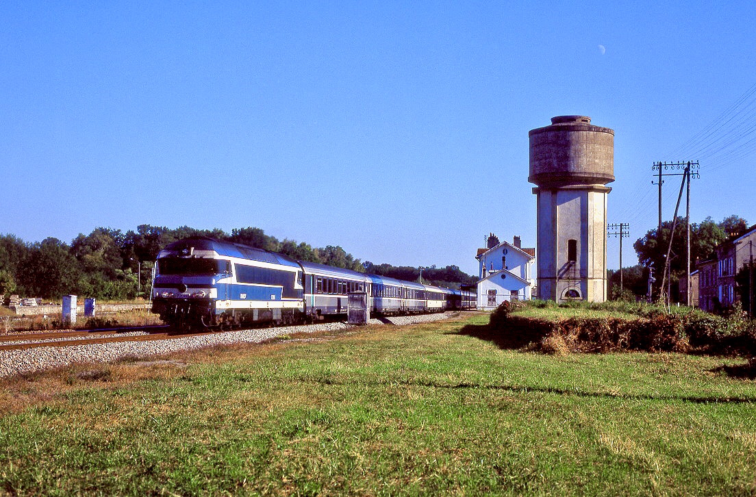 CC 72086 durcheilt den Bahnhof Port d'Atelier, 13.09.2002, Zug 1046.