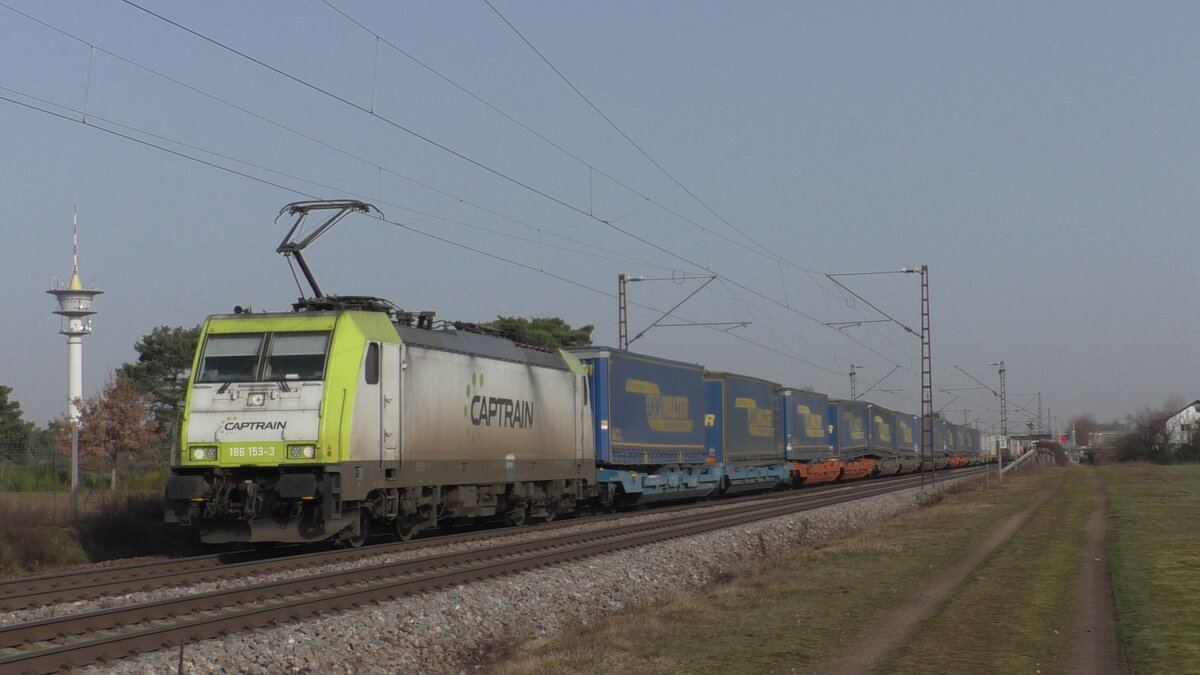 CCW 186 153-3 fährt mit einem LKW-Walter Zug am 23.02.2021 durch Wiesental in Richtung Karlsruhe.