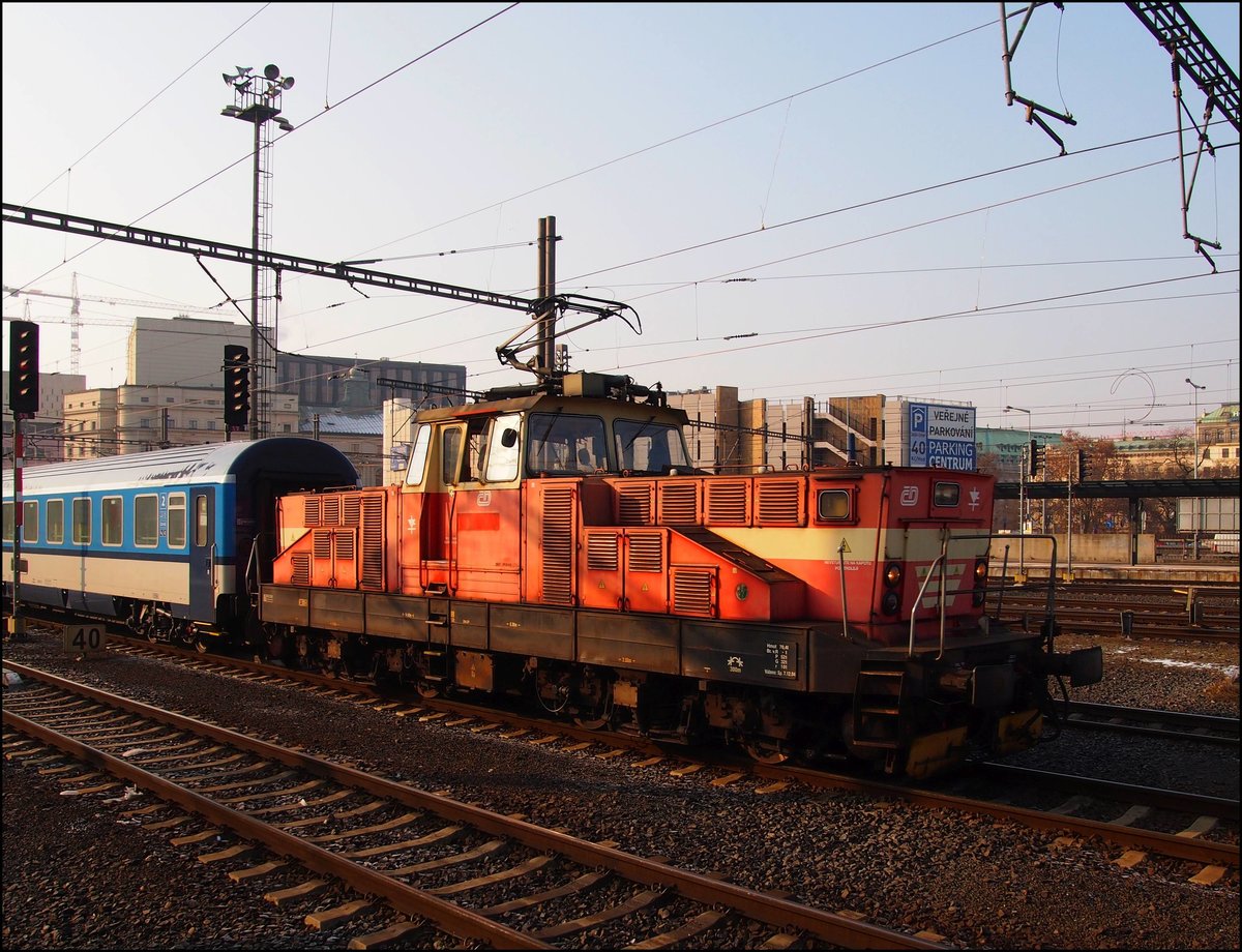 CD 111 032-9 rangiert am 23.1.2017 in Praha Hbf.