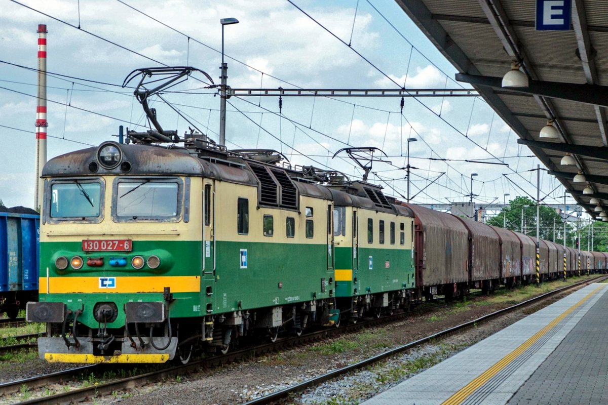 CD 130 027 zieht ein Stahlzug durch Ostrava hl.n. am 27 Mai 2015.
