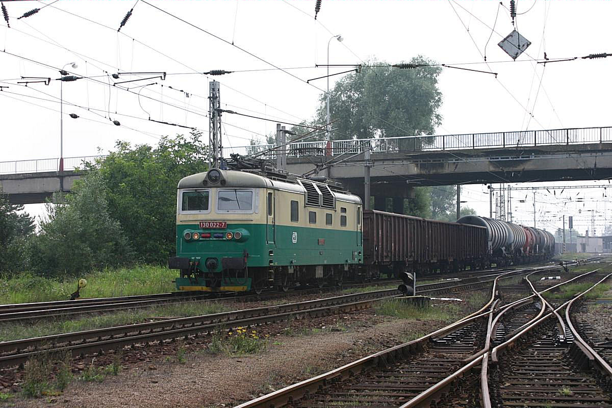 CD 130022 fährt am 21.8.2005 in Kutna Hora mit einem Güterzug in Richtung Kolin aus.
