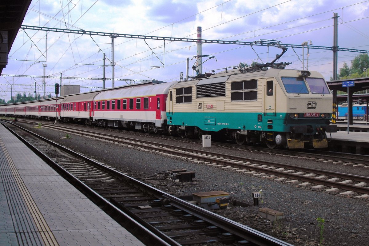 CD 150 225 trefft am 30 Mai 2012 mit ein EuroCity nach Bratislava in Kolín ein.