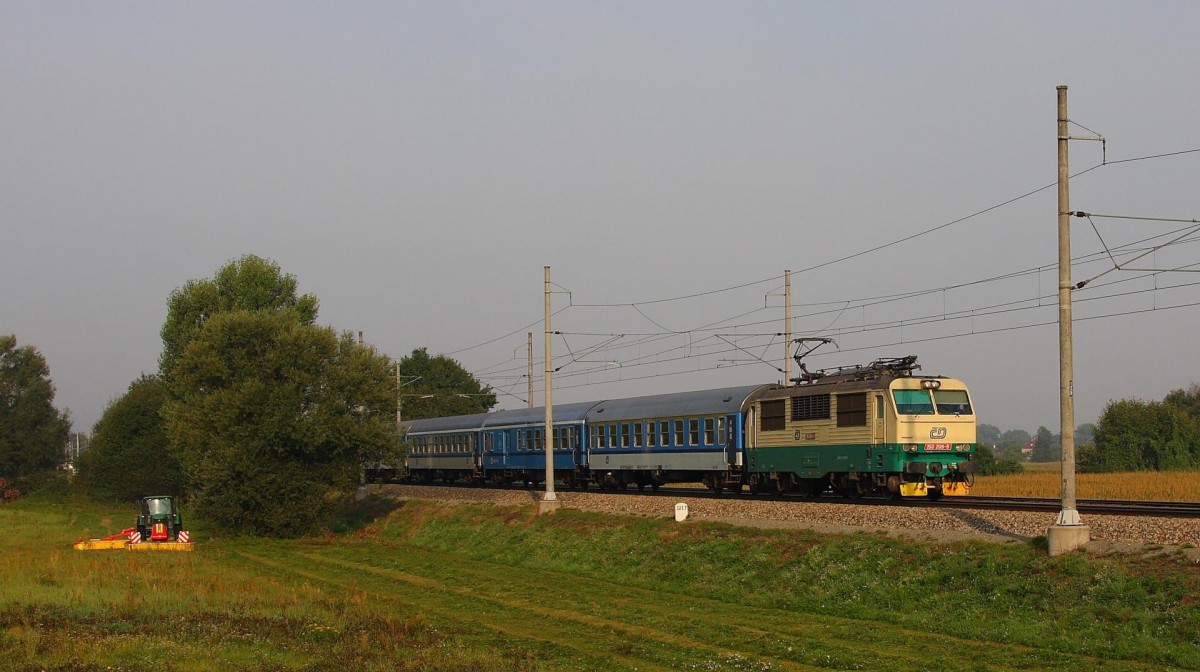 CD 150209 ist am 23.8.2013 bei Lhota mit einem Schnellzug Richtung Pardubitz unterwegs.