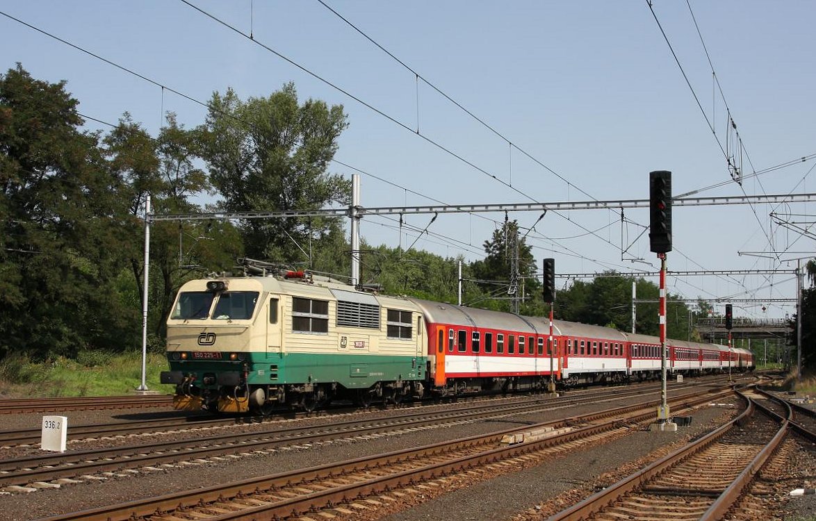 CD 150225 durchfährt am 27.8.2011 Zabori nad Labem in Richtung Kolin / Prag. 
