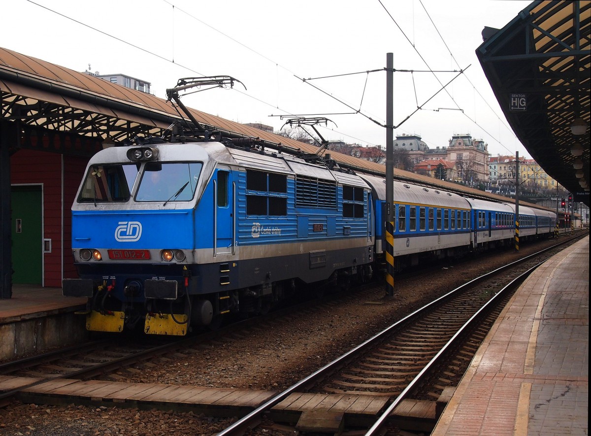 CD 151 012-2 mit Schnellzug im Hauptbahnhof Prag am 10. 2. 2014.