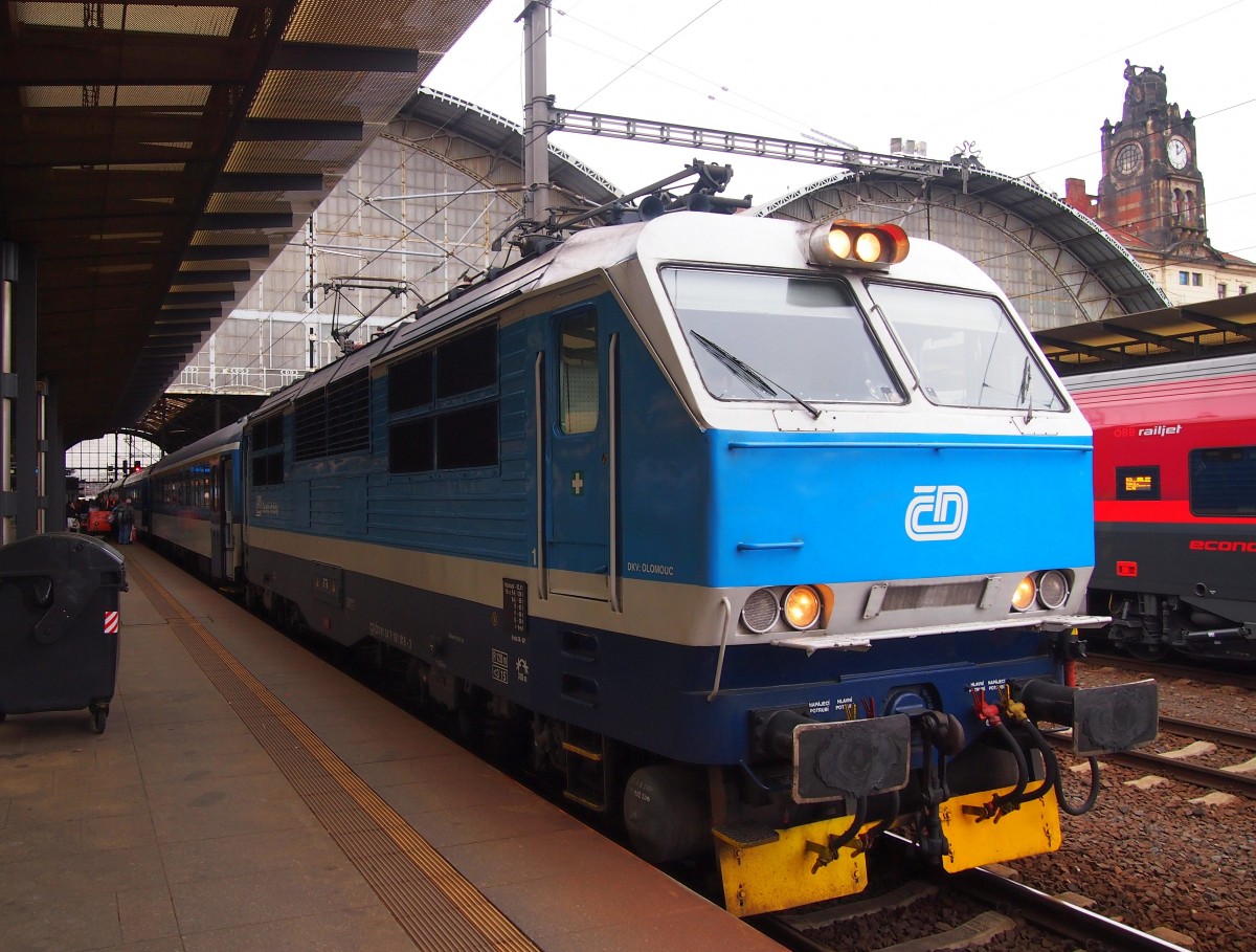 CD 151 016-3 mit Schnellzug im Hauptbahnhof Prag am 20. 12. 2014.