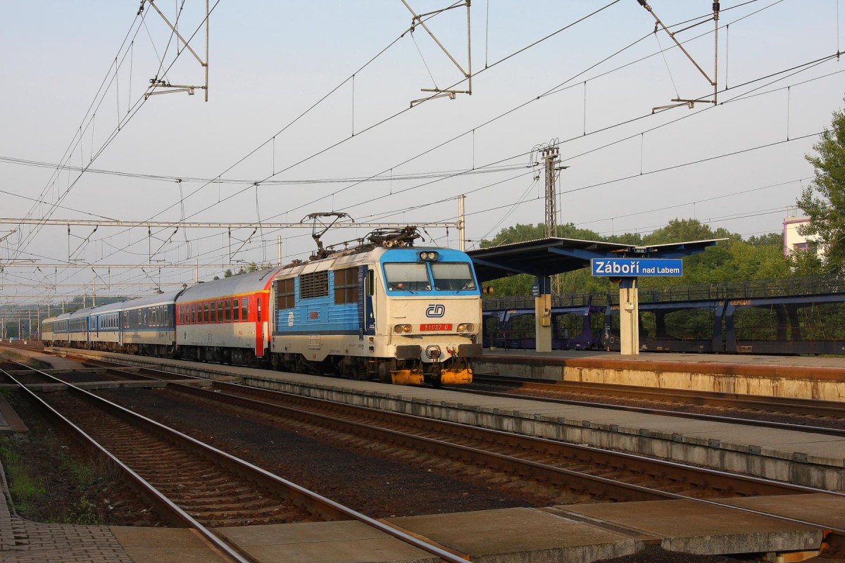 CD 151027 fährt am 23.8.2013 um 7.04 Uhr bereits durch die helle Morgensonne.
Es ist bei der CD die Zeit der Farbumstellung. Der bunte Zug spricht für sich!