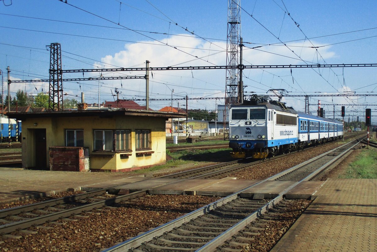 CD 162 011 treft am 20 September 2018 in Pardubice ein. Das Bild wurde vom Bahnsteig gemacht.