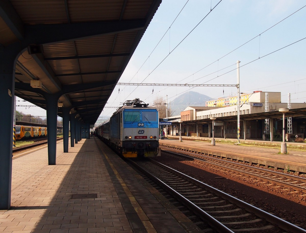 CD 162 012-9 mit Schnellzug R 783 nach HBf Prag im Hauptbahnhof Lovosice am 7. 4. 2014.
