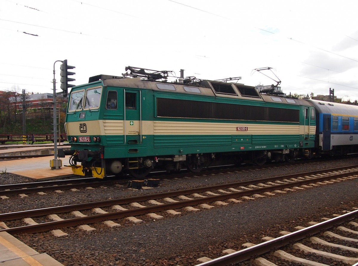 CD 162 035-0 im Hauptbahnhof Prag am 8. 11. 2013.