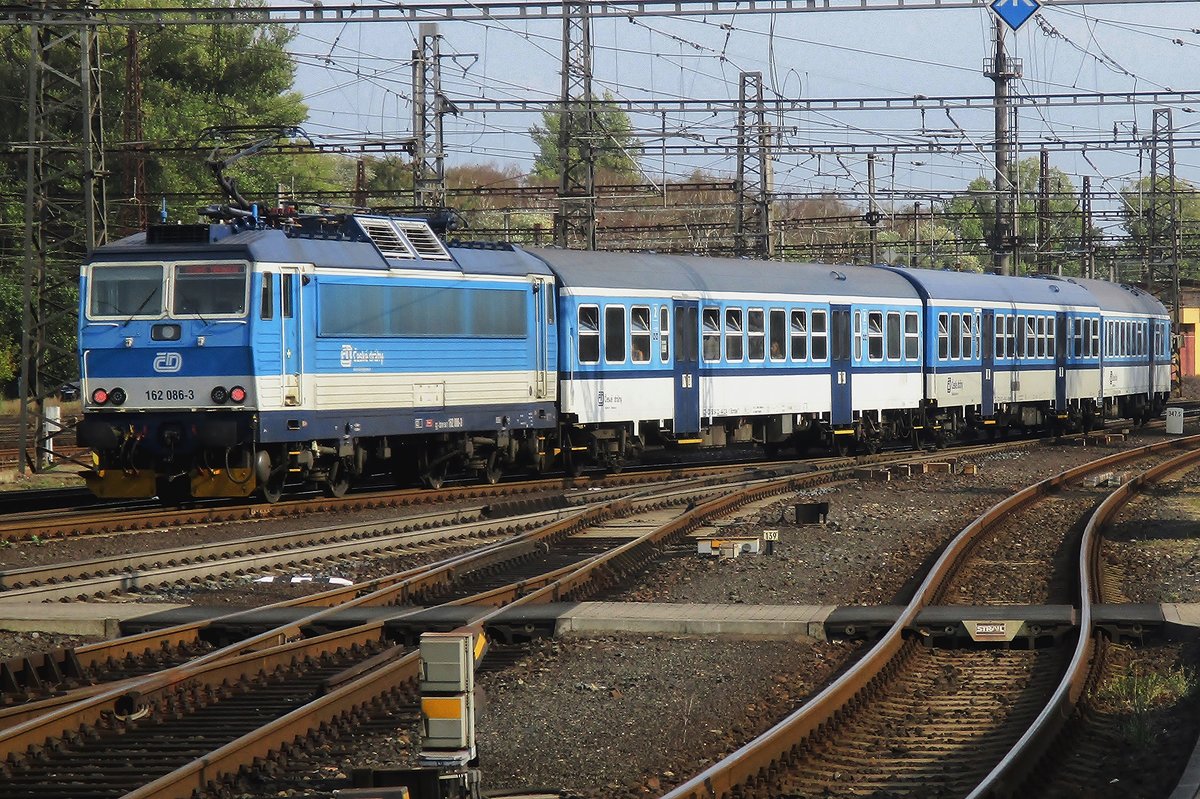 CD 162 086 schiebt ein Regionalbahn aus Kolín aus am 15 September 2018.