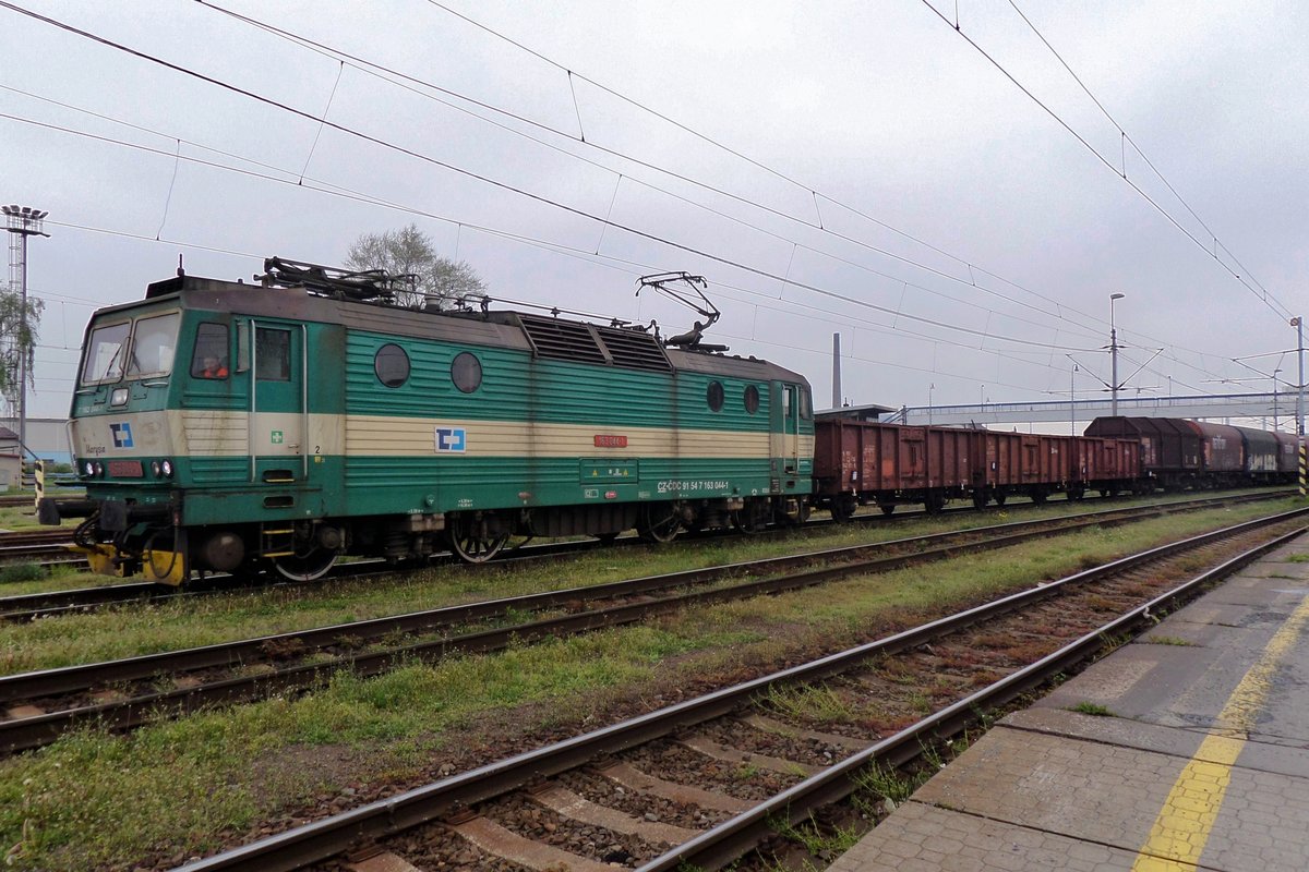 CD 163 044 treft am 4 Mai 2016 mit ein Mischguterzug in Ostrava h;l.n. ein. Bald werden solche Bilder geschichte sein, weil CD Cargo hat sich entscheiden, die noch verbliebene 163er in 363er um zu bauen...
