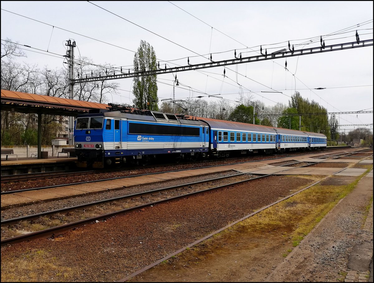 CD 163 064-9 am 24. 4 2020 im Bahnhof Poděbrady. 