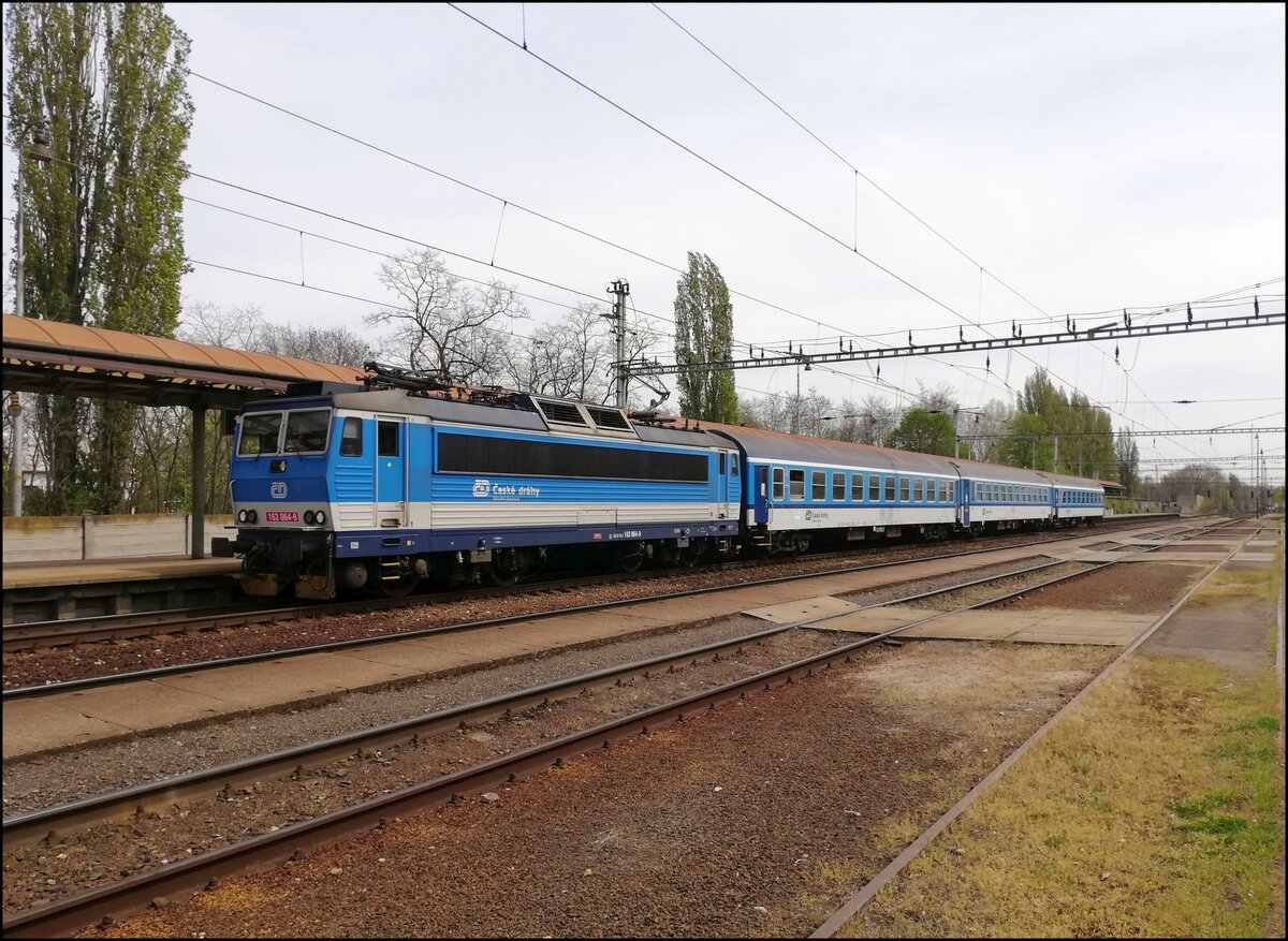 CD 163 064-9 mit Personenwagen am 8.06.2024 HBf. Poděbrady. 