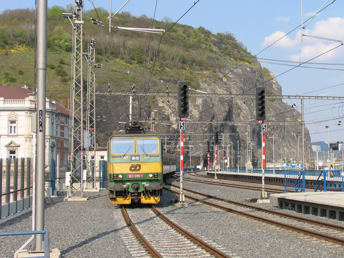 CD 163 096 mit dem 6824/5 Decin (Tetschen-Bodenbach) - Most (Brüx) bei Einfahrt in Usti nad Labem (Aussig an der Elbe); 24.04.2008
