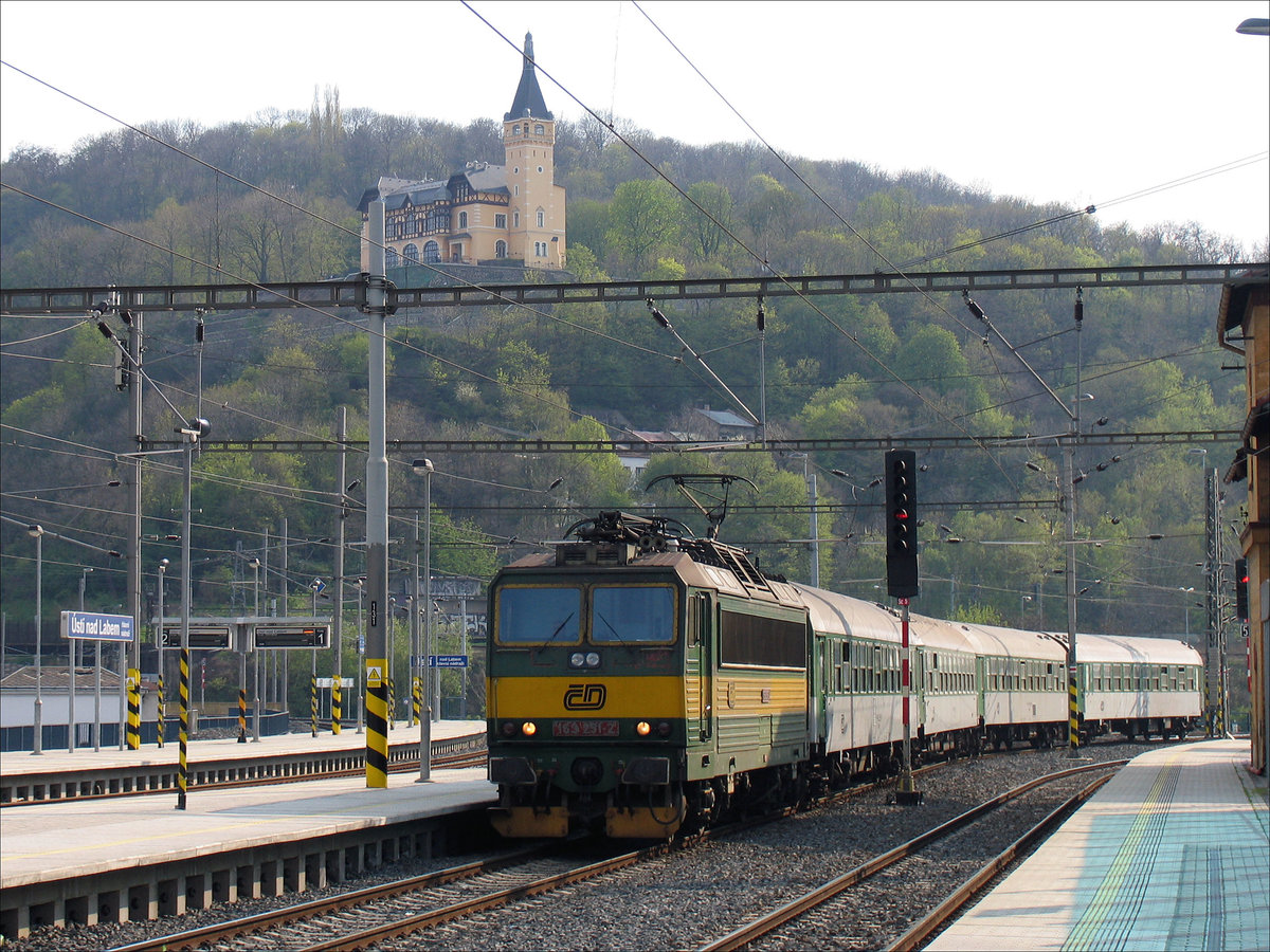 CD 163 251 bringt den 6862/3 von Most (Brüx) nach Usti nad Labem (Aussig an der Elbe), im Hintergrund die Ferdinandshöhe (Vetruse); 24.04.2008

