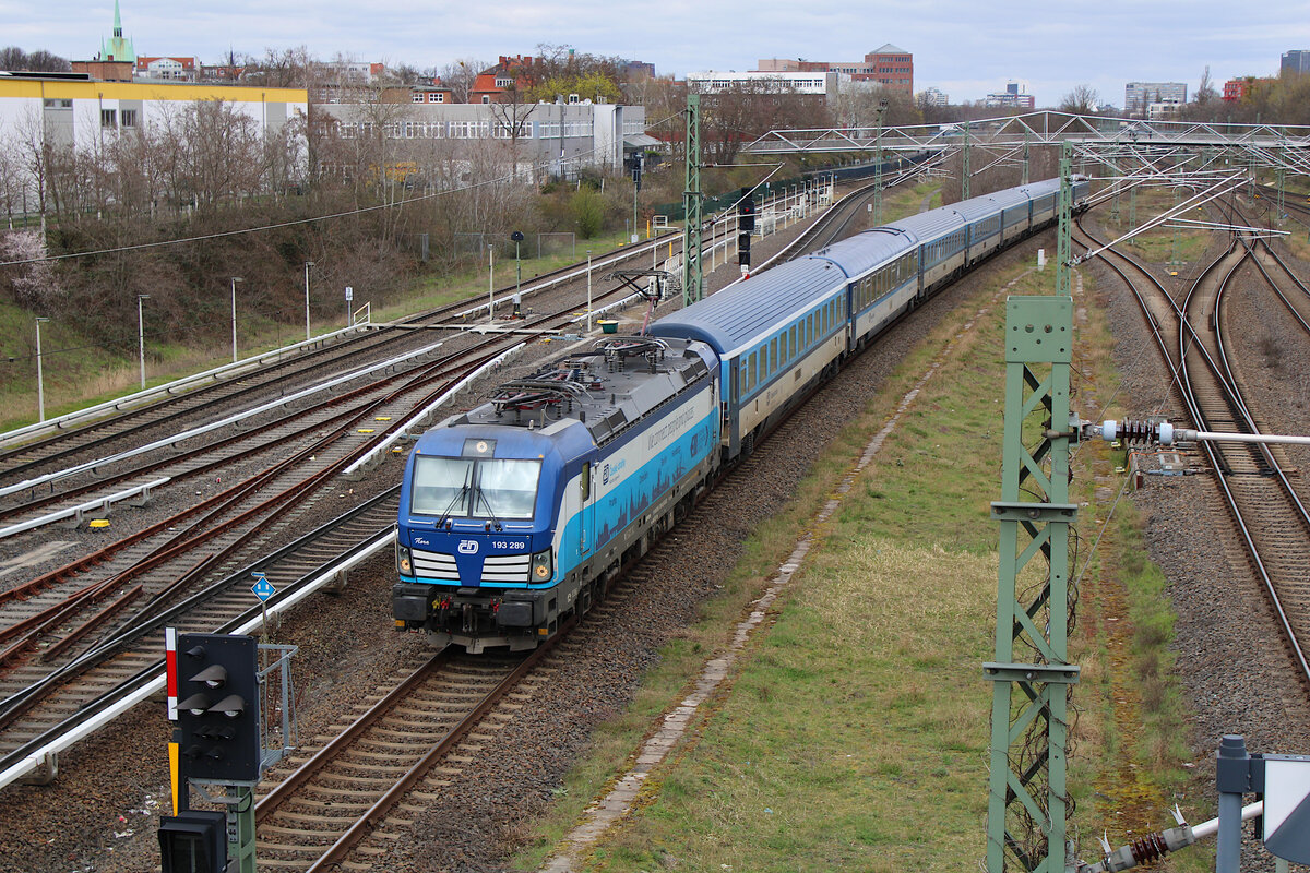 CD 193 289 erreicht mit einem EC nach Praha hl.n. den Bahnhof Berlin Südkreuz. (03.04.2023)