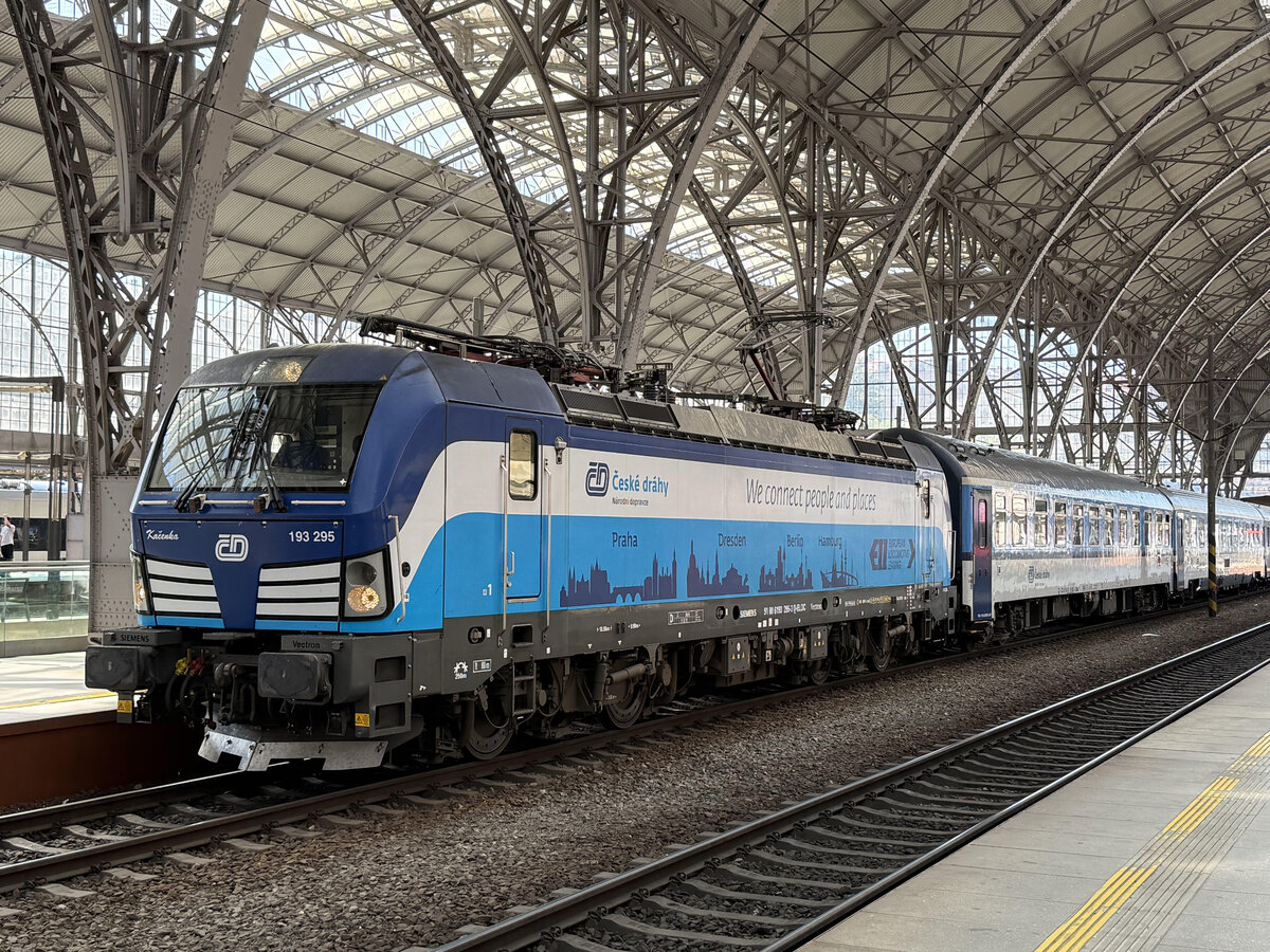 CD 193 295 im Bf Praha hl.n.
