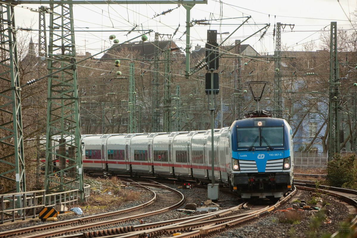 CD 193 567-5 Česk� dr�hy  Ludek  mit DB ICE-L Talgo (ICE1055 K�ln-Berlin) bei der Einfahrt in D�sseldorf Hbf, M�rz 2026.