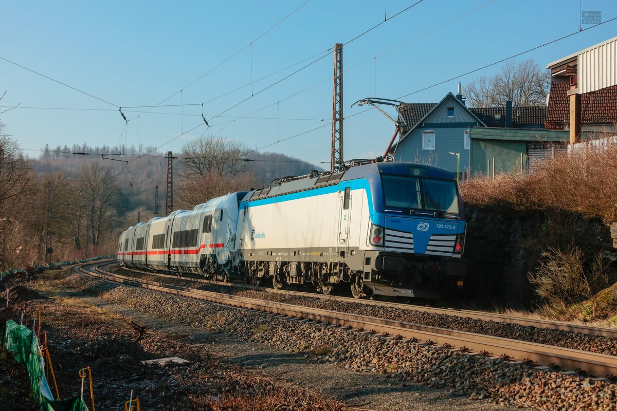 CD 193 573-3 Česk� dr�hy  Jindric  am Zugschluss des DB ICE-L Talgo (ICE1548 Berlin-K�ln) in Ennepetal, Januar 2026.