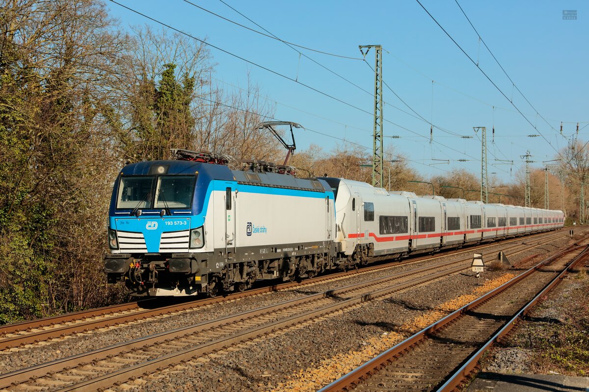 CD 193 573-3 Česk� dr�hy  Jindric  mit DB ICE-L Talgo in D�sseldorf Oberbilk, M�rz 2026.