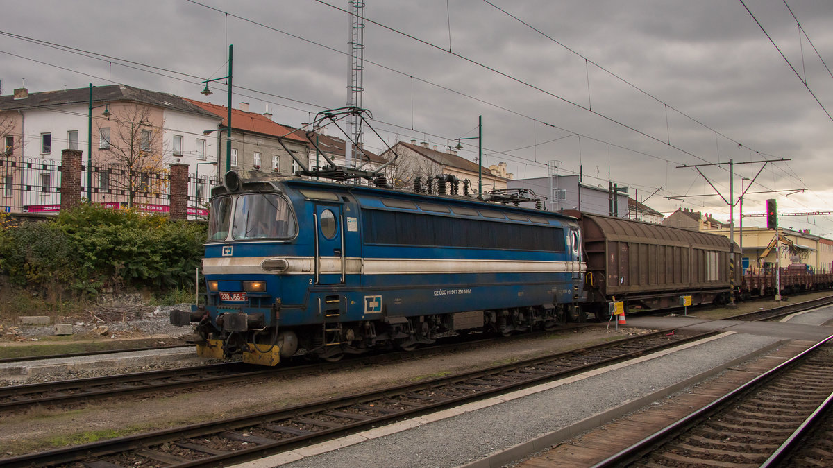 CD 230 065-5 mit einem gemischten Güterzug in Pilsen am 21. Oktober 2017. 