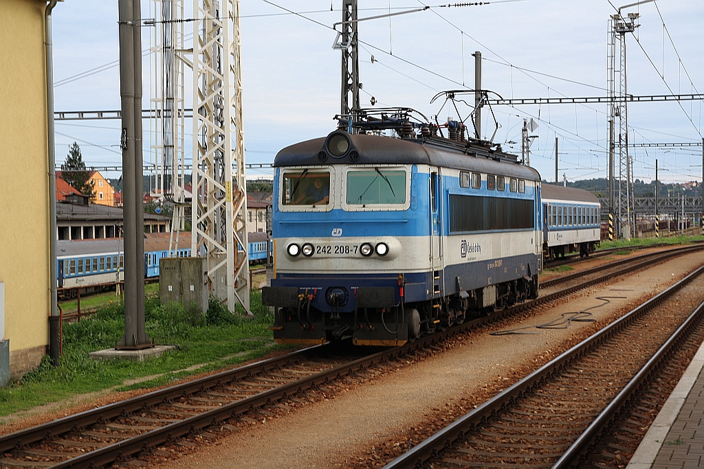 CD 242 208-7 am 22.September 2018 im Bahnhof Ceske Budejovice.