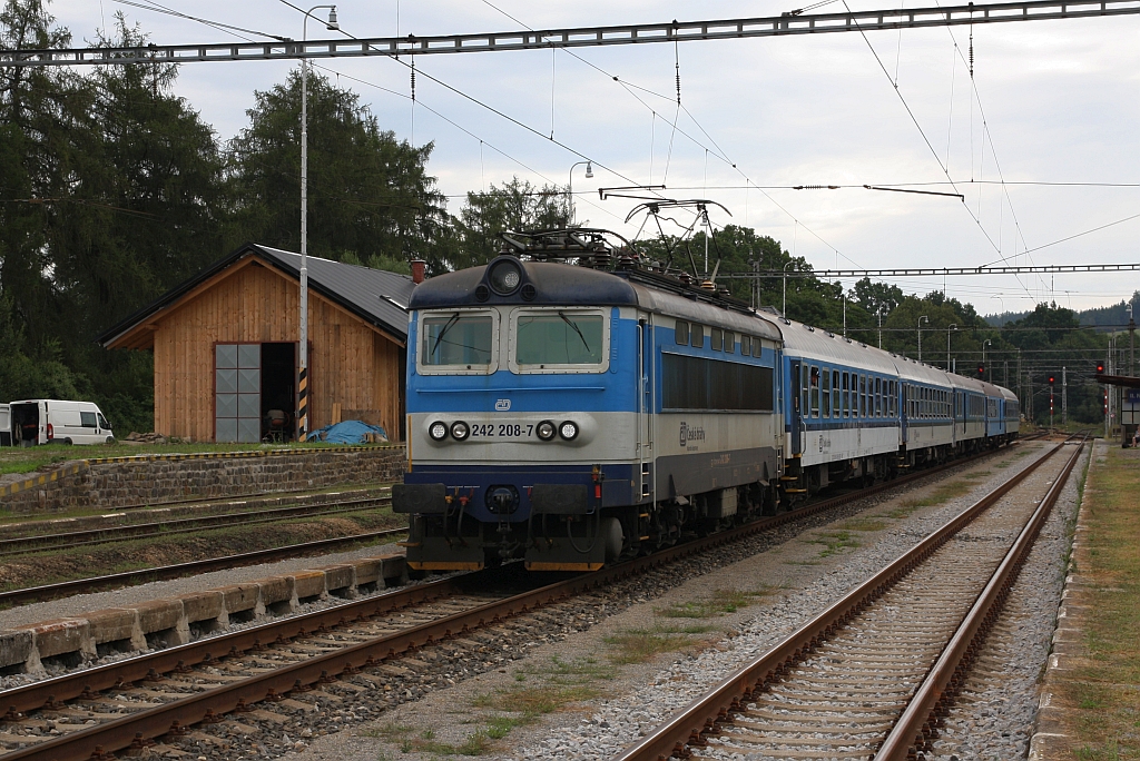 CD 242 208-7 mit dem R 668  Rozmberk  (Brno hl.n. - Plzen hl.n.) am 10.August 2019 im Bahnhof Kostelec u Jihlavy.